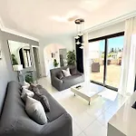Casa En Nerja Con Gran Terraza, Muy Luminosa Y En Tranquila Urbanizacion